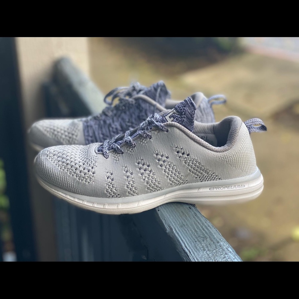 APL Lululemon techloom pro Women’s Grey Sz 6.5 US